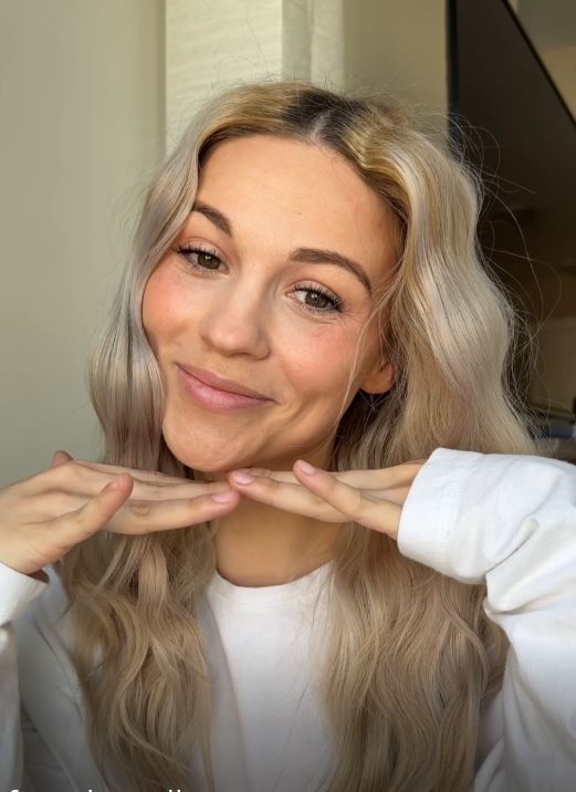 Vertical video of a young woman with straight blonde hair demonstrating how to achieve luxurious waves with the GlamJunkie Iconic Waver.